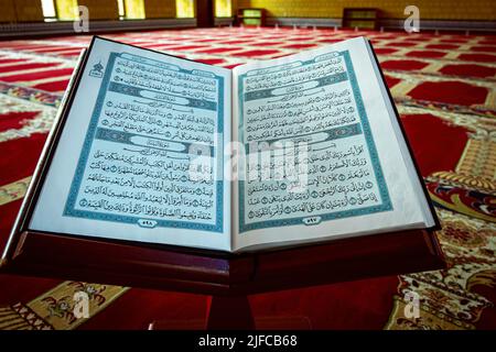Il Sacro Corano all'interno della moschea. Cliccato in Dammam Masjid Arabia Saudita Foto Stock