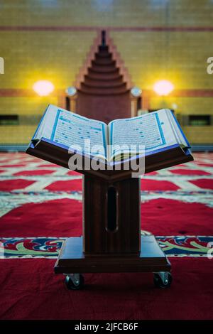 Il Sacro Corano all'interno della moschea. Cliccato in Dammam Masjid Arabia Saudita Foto Stock