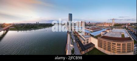 Panorama aereo del lungomare di Belgrado e della città vecchia di Belgrado, la capitale della Serbia, vicino al fiume Sava al tramonto. Punto di riferimento vista città. poi drone Foto Stock