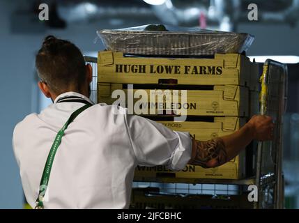 Londra, Regno Unito. 01st luglio 2022. London Wimbledon Championships Day 5 01/07/2022 ambiente, fresco consegna di fragole arriva credito: Roger Parker / Alamy Live News Foto Stock