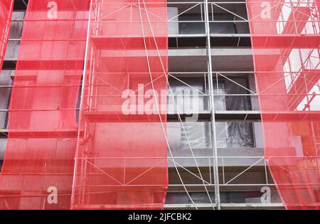 Dettagli della confezione per ponteggi. Edificio di recente costruzione ancora in impalcatura. Foto Stock