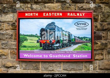 Goathland, Regno Unito - Giugno 9th 2022: Cartello di benvenuto alla stazione di Goathland nel North Yorkshire, Regno Unito. La stazione serve il villaggio di Goathland a North York Foto Stock