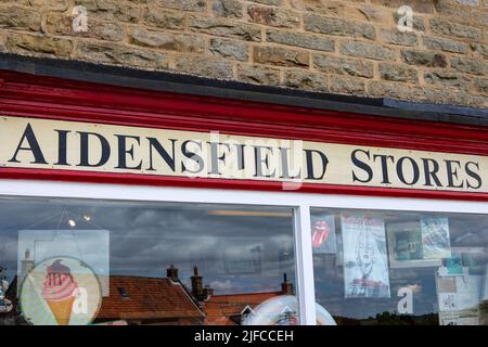 Goathland, Regno Unito - Giugno 9th 2022: Aidensfield Stores nel villaggio di Goathland, North Yorkshire. La posizione è stata utilizzata nella serie TV Heartbeat. Foto Stock