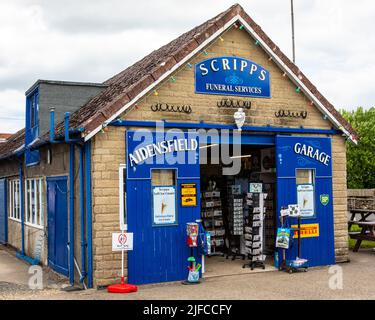 Goathland, Regno Unito - Giugno 9th 2022: Scripps Garage, conosciuto anche come Aidensfield Garage nel villaggio di Goathland, North Yorkshire. La posizione è stata utilizzata in Foto Stock