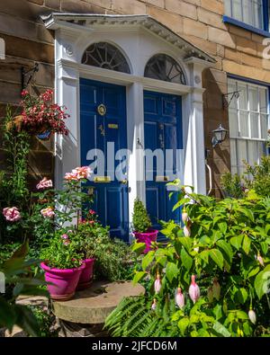 Whitby, Regno Unito - Giugno 10th 2022: Belle facciate georgiane di edifici nella città balneare di Whitby nel North Yorkshire, Regno Unito. Foto Stock