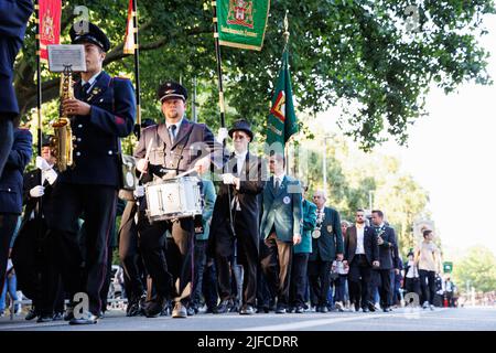 Hannover, Germania. 01st luglio 2022. Partecipanti di una Schützenzug marcia al Schützenfest sulla Schützenplatz dopo l'impegno Bruchmeister nel centro della città di Hannover. Dopo due anni di pausa correlata alla corona, la Schützenfest Hannover si svolge nuovamente dal 01 al 10 luglio sul Schützenplatz. Credit: Michael Matthey/dpa/Alamy Live News Foto Stock