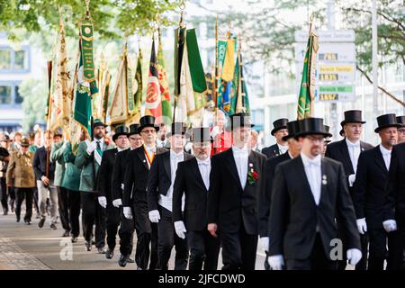 Hannover, Germania. 01st luglio 2022. Partecipanti di una Schützenzug marcia al Schützenfest sulla Schützenplatz dopo l'impegno Bruchmeister nel centro della città di Hannover. Dopo due anni di pausa correlata alla corona, la Schützenfest Hannover si svolge nuovamente dal 01 al 10 luglio sul Schützenplatz. Credit: Michael Matthey/dpa/Alamy Live News Foto Stock