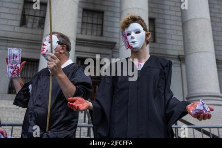 NEW YORK, N.Y. – 30 giugno 2022: Estinzione i manifestanti della ribellione si radunano dopo che la Corte Suprema degli Stati Uniti ha ridotto l'autorità dell'EPA di regolare le emissioni. Foto Stock