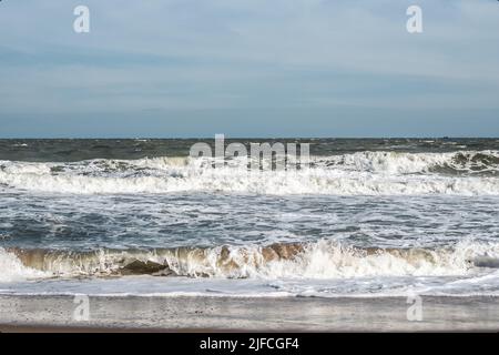 Le onde della tempesta dell'oceano si schiantano drammaticamente. Linea orizzonte cielo. Mare bordo acqua, natura vista frontale carta da parati marina, design. Maltempo nuvoloso Foto Stock