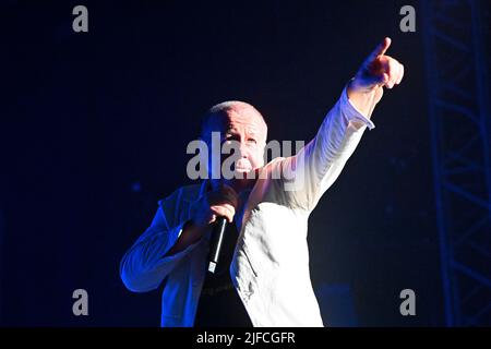 Monaco di Baviera, Germania. 01st luglio 2022. Jim KERR. Immagine singola, singolo motivo ritagliato, metà figura, metà figura. Simple Minds in concerto al Tollwood Summer Festival 2022 il 1st luglio 2022. Live, concerto, palcoscenico, credito: dpa/Alamy Live News Foto Stock