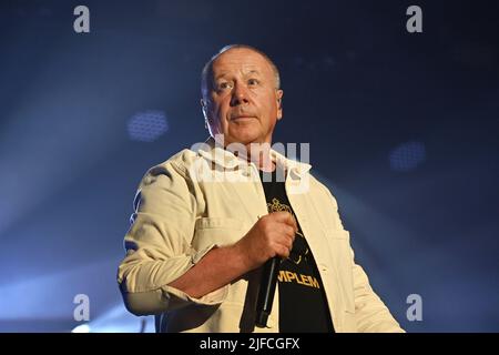Monaco di Baviera, Germania. 01st luglio 2022. Jim KERR. Immagine singola, singolo motivo ritagliato, metà figura, metà figura. Simple Minds in concerto al Tollwood Summer Festival 2022 il 1st luglio 2022. Live, concerto, palcoscenico, credito: dpa/Alamy Live News Foto Stock