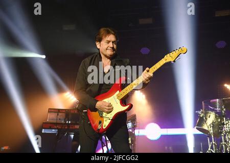 Monaco di Baviera, Germania. 01st luglio 2022. Charlie BURCHILL (chitarrista), Simple Minds in concerto al Tollwood Summer Festival 2022 il 1st luglio 2022. Live, concerto, palcoscenico, Credit: dpa/Alamy Live News Foto Stock