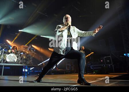 Monaco di Baviera, Germania. 01st luglio 2022. Jim KERR. Simple Minds in concerto al Tollwood Summer Festival 2022 il 1st luglio 2022. Live, concerto, palcoscenico, credito: dpa/Alamy Live News Foto Stock