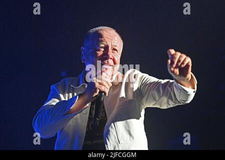 Monaco di Baviera, Germania. 01st luglio 2022. Jim KERR. Immagine singola, singolo motivo ritagliato, metà figura, metà figura. Simple Minds in concerto al Tollwood Summer Festival 2022 il 1st luglio 2022. Live, concerto, palcoscenico, credito: dpa/Alamy Live News Foto Stock