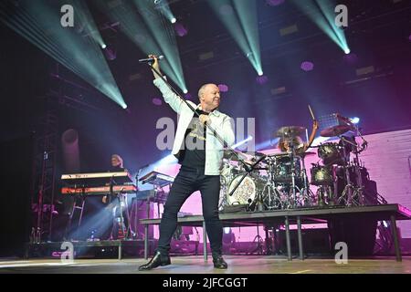 Monaco di Baviera, Germania. 01st luglio 2022. Jim KERR. Simple Minds in concerto al Tollwood Summer Festival 2022 il 1st luglio 2022. Live, concerto, palcoscenico, credito: dpa/Alamy Live News Foto Stock
