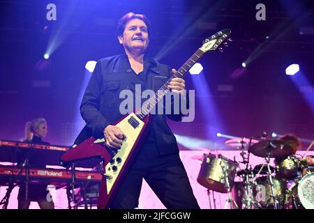 Monaco di Baviera, Germania. 01st luglio 2022. Charlie BURCHILL (chitarrista), Simple Minds in concerto al Tollwood Summer Festival 2022 il 1st luglio 2022. Live, concerto, palcoscenico, Credit: dpa/Alamy Live News Foto Stock