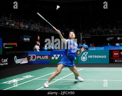 Kuala Lumpur, Malesia. 01st luglio 2022. Nozomi Okuhara del Giappone compete contro Chen You Fei della Cina durante la partita di quarti di finale femminile del Petronas Malaysia Open 2022 all'Axiata Arena, Bukit Jalil. Credit: SOPA Images Limited/Alamy Live News Foto Stock