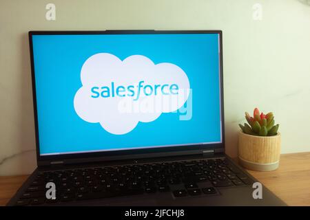 KONSKIE, POLONIA - 30 giugno 2022: Il logo della società software basata su cloud di Salesforce Inc viene visualizzato sullo schermo del computer portatile Foto Stock