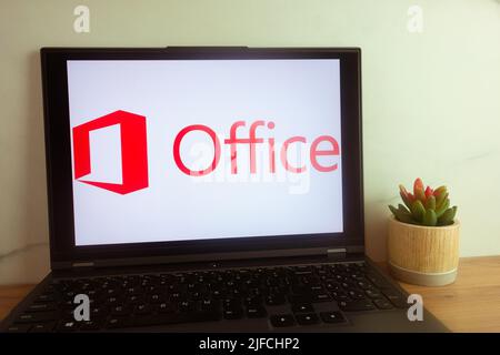 KONSKIE, POLONIA - 30 giugno 2022: Visualizzazione del logo Microsoft Office sullo schermo del computer portatile Foto Stock