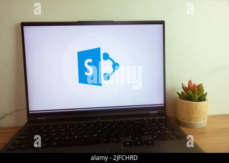 KONSKIE, POLONIA - 30 giugno 2022: Visualizzazione del logo della piattaforma SharePoint sullo schermo del computer portatile Foto Stock