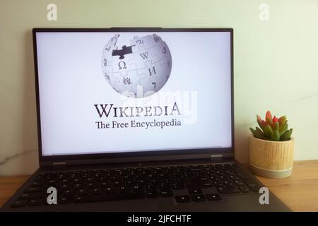 KONSKIE, POLONIA - 30 giugno 2022: Wikipedia il logo dell'Enciclopedia libera visualizzato sullo schermo del computer portatile Foto Stock