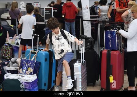 Orlando, Stati Uniti. 01st luglio 2022. I viaggiatori sono visti all'Aeroporto Internazionale di Orlando prima della vacanza del 4 luglio. Centinaia di voli in tutta la contea sono stati ritardati o cancellati e le compagnie aeree stanno avvertendo i passeggeri di prepararsi per i problemi. Credit: SOPA Images Limited/Alamy Live News Foto Stock