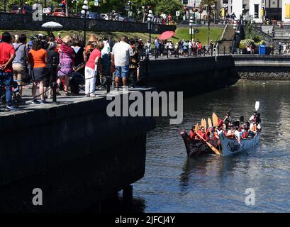 Victoria, British Columbia, Canada, 1 luglio, 2022 - le celebrazioni del Canada Day si avviano nel porto interno a Victoria, British Columbia, Canada sull'isola di Vancouver con un protocollo di canoa indigeno tradizionale e cerimonia di benvenuto Venerdì mattina. Don Denton/Alamy Live News Foto Stock