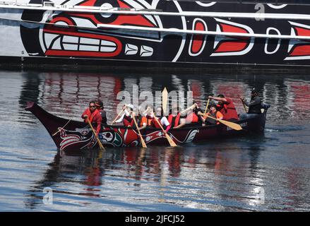 Victoria, British Columbia, Canada, 1 luglio, 2022 - le celebrazioni del Canada Day si avviano nel porto interno a Victoria, British Columbia, Canada sull'isola di Vancouver con un protocollo di canoa indigeno tradizionale e cerimonia di benvenuto Venerdì mattina. Don Denton/Alamy Live News Foto Stock