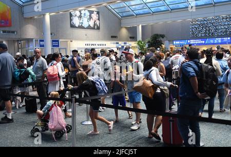 Orlando, Stati Uniti. 01st luglio 2022. I viaggiatori si fanno strada attraverso una linea di screening TSA all'Aeroporto Internazionale di Orlando prima della vacanza del 4 luglio. Centinaia di voli in tutta la contea sono stati ritardati o cancellati e le compagnie aeree stanno avvertendo i passeggeri di prepararsi per i problemi. (Foto di Paul Hennessy/SOPA Images/Sipa USA) Credit: Sipa USA/Alamy Live News Foto Stock