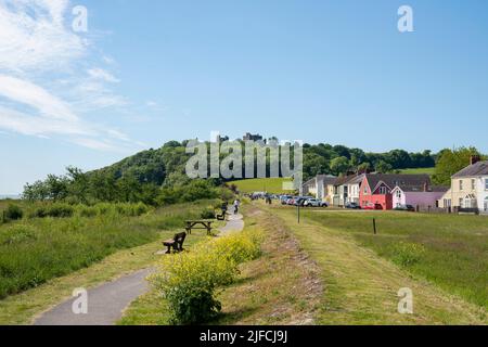 Vista generale di Llansteffan in Carmartheshire, Galles, con il castello sullo sfondo in una giornata di sole in estate. Foto Stock