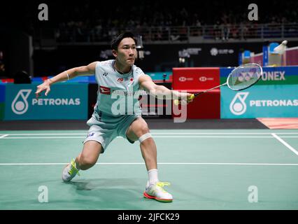 Kuala Lumpur, Malesia. 01st luglio 2022. Kento Momota del Giappone compete contro Shesar Hiren Rhustavito dell'Indonesia durante la partita di Single Quarter-Finals maschile del Petronas Malaysia Open 2022 all'Axiata Arena, Bukit Jalil. (Foto di Wong Fok Loy/SOPA Images/Sipa USA) Credit: Sipa USA/Alamy Live News Foto Stock