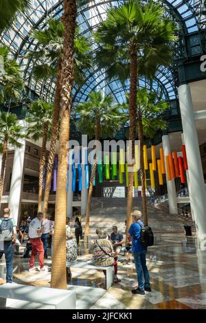 Colorato Pride mese sospeso l'installazione d'arte nel Giardino d'Inverno a Brookfield Place, New York City, USA 2022 Foto Stock