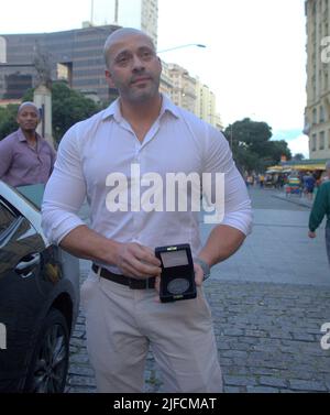 Rio de Janeiro, Brasile. 01st luglio 2022. 1 luglio 2022, San Paolo, San Paolo, Brasile: (INT) il deputato federale Daniel Silveira riceverà una medaglia dalla Biblioteca Nazionale, a Rio de Janeiro. 1 luglio 2022, Rio de Janeiro, Brasile: Vice Federale Daniel Silveira con la medaglia dell'Ordine del merito del Libro, assegnato dalla Biblioteca Nazionale a personalità che hanno contribuito alla letteratura brasiliana. Dato a nomi come il poeta Carlos Drummond de Andrade, l'onore è stato dato anche al bolsonarista, condannato dalla Corte Suprema federale (STF) per attacchi alla Corte, a causa dei Bicentenni Foto Stock