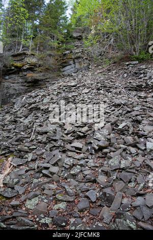 Uno scivolo roccioso di scisto eroso e grigioco lungo un sentiero escursionistico sul Monte Rose nel Grand Portage National Monument, Cook County, Minnesota, USA Foto Stock