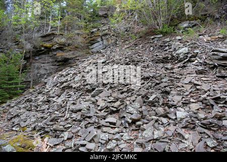 Uno scivolo roccioso di scisto eroso e grigioco lungo un sentiero escursionistico sul Monte Rose nel Grand Portage National Monument, Cook County, Minnesota, USA Foto Stock