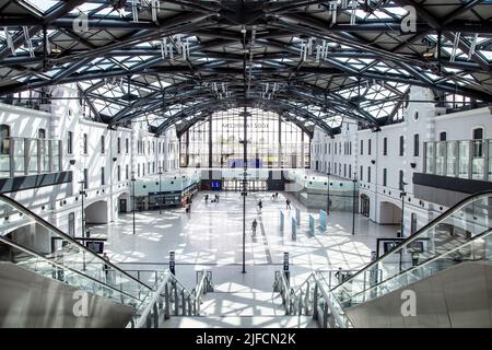 Si trova all'interno della moderna stazione ferroviaria di Łódź Fabryczna, Łódź, Łódzkie, Polonia Foto Stock