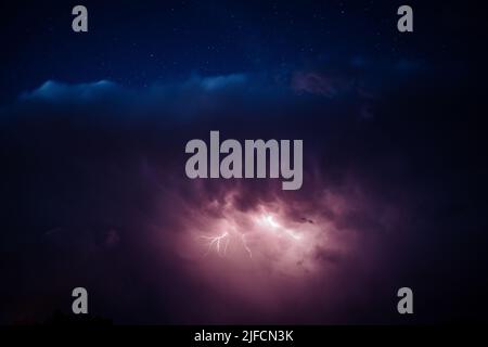 Notte stellata con temporale. Notte temporale con cielo sopra le nuvole. Foto Stock