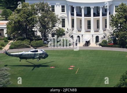 Vista aerea della Marina un elicottero del presidente degli Stati Uniti che atterra sul prato sud della Casa Bianca, Washington DC, Stati Uniti. Foto Stock