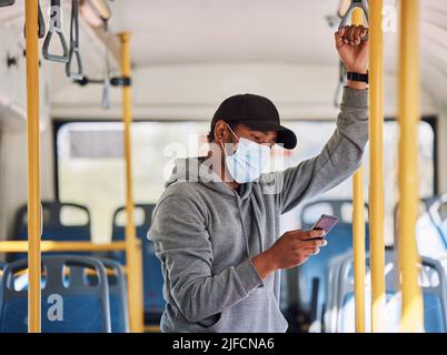 Uomo misto che viaggia in autobus in città. Uomo misto che viaggia in autobus in città. Foto Stock