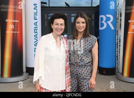 Monaco di Baviera, Germania. 01st luglio 2022. Bettina Reitz (l), Presidente dell'Università della Televisione e del Film di Monaco, e il presentatore Sandra Riess si esibire alla cerimonia di premiazione del Premio nuovo Cinema Tedesco. Più di dieci film sono nominati nelle categorie di direzione, produzione, sceneggiatura e recitazione. Credit: Felix Hörhager/dpa/Alamy Live News Foto Stock