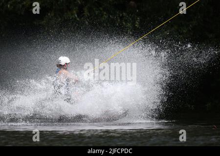 Linköping, Svezia. 1st, luglio 2022. La settimana del campionato svedese (in svedese: SM-Veckan) durante il venerdì a Linköping, Svezia. Wakeboard in filo d'acciaio sul canale Kinda. Credit: Jeppe Gustafsson/Alamy Live News Foto Stock