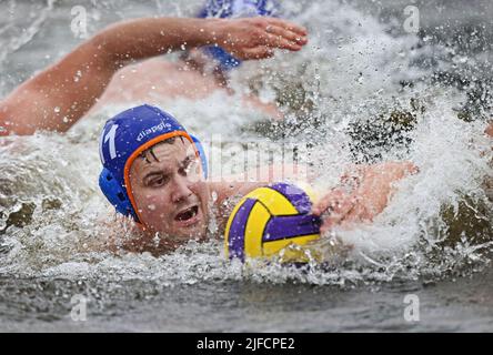 Linköping, Svezia. 1st, luglio 2022. La settimana del campionato svedese (in svedese: SM-Veckan) durante il venerdì a Linköping, Svezia. Nella foto: Polo d'acqua in spiaggia nel canale di Kinda. Credit: Jeppe Gustafsson/Alamy Live News Foto Stock