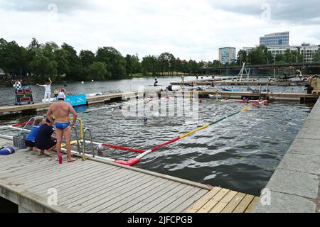 Linköping, Svezia. 1st, luglio 2022. La settimana del campionato svedese (in svedese: SM-Veckan) durante il venerdì a Linköping, Svezia. Nella foto: Polo d'acqua in spiaggia nel canale di Kinda. Credit: Jeppe Gustafsson/Alamy Live News Foto Stock