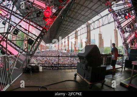 Torino, Italia. 01st luglio 2022. TORINO, ITALIA - 01 LUGLIO 2022. Persone durante il Kappa FuturFestival 2022 il 01 luglio 2022 al Parco Dora di Torino. Il festival di musica elettronica con artisti provenienti da tutto il mondo si svolgerà nel corso di tre giorni dal 1 al 3 luglio. Credit: Massimiliano Ferraro/Medialys Images/Alamy Live News Credit: Medialys Images by Massimiliano Ferraro/Alamy Live News Foto Stock