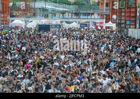 Torino, Italia. 01st luglio 2022. TORINO, ITALIA - 01 LUGLIO 2022. Persone durante il Kappa FuturFestival 2022 il 01 luglio 2022 al Parco Dora di Torino. Il festival di musica elettronica con artisti provenienti da tutto il mondo si svolgerà nel corso di tre giorni dal 1 al 3 luglio. Credit: Massimiliano Ferraro/Medialys Images/Alamy Live News Credit: Medialys Images by Massimiliano Ferraro/Alamy Live News Foto Stock