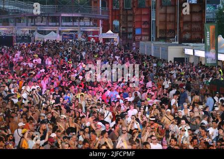 Torino, Italia. 01st luglio 2022. TORINO, ITALIA - 01 LUGLIO 2022. Persone durante il Kappa FuturFestival 2022 il 01 luglio 2022 al Parco Dora di Torino. Il festival di musica elettronica con artisti provenienti da tutto il mondo si svolgerà nel corso di tre giorni dal 1 al 3 luglio. Credit: Massimiliano Ferraro/Medialys Images/Alamy Live News Credit: Medialys Images by Massimiliano Ferraro/Alamy Live News Foto Stock