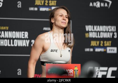 Las Vegas, Stati Uniti. 30th giugno 2022. LAS VEGAS, NV - Giugno 1: Julija Stoliarenko scala per i pesati ufficiali alla T-Mobile Arena per UFC 276 il 1 luglio 2022 a LAS VEGAS, NV, Stati Uniti. (Foto di Louis Grasse/PxImages) Credit: PX Images/Alamy Live News Foto Stock