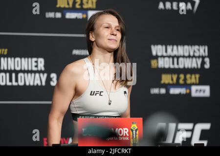 Las Vegas, Stati Uniti. 30th giugno 2022. LAS VEGAS, NV - Giugno 1: Julija Stoliarenko scala per i pesati ufficiali alla T-Mobile Arena per UFC 276 il 1 luglio 2022 a LAS VEGAS, NV, Stati Uniti. (Foto di Louis Grasse/PxImages) Credit: PX Images/Alamy Live News Foto Stock