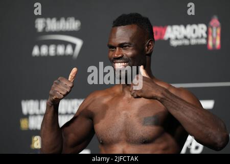 1 LUGLIO 2022, LAS VEGAS, NV, LAS VEGAS, NV, Stati Uniti: LAS VEGAS, NV - Giugno 1: Uriah Hall scala per il pesato ufficiale alla T-Mobile Arena per UFC 276 il 1 luglio 2022 a LAS VEGAS, NV, Stati Uniti. (Credit Image: © Louis Grasse/PX Imagens via ZUMA Press Wire) Foto Stock