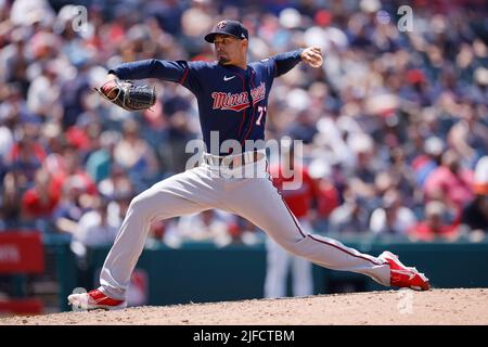 CLEVELAND, OH - GIUGNO 30: Il lanciatore di rilievo dei Minnesota Twins Jovani Moran (71) lanciò contro i Cleveland Guardians al Progressive Field il 30 giugno 2022 a Cleveland, Ohio. I Guardiani sconfissero i Twins per 5-3. (Joe Robbins/immagine dello sport) Foto Stock